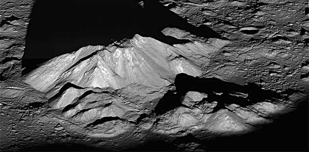 Nel cratere Tycho, emergono, nell’alba lunare, montagne alte circa 2000 m (Lunar Reconnaissance Orbiter)